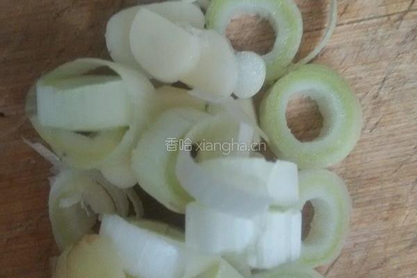 香菇炖豆腐的做法图解1