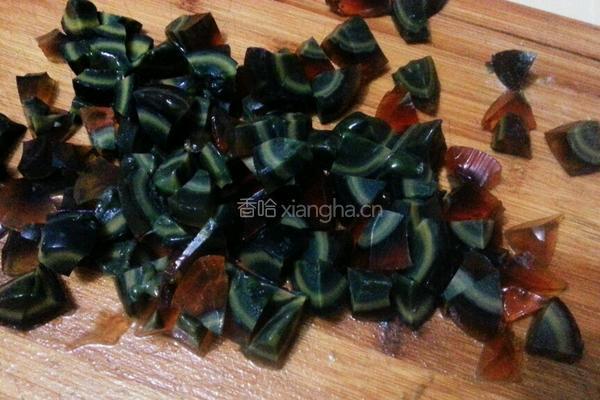 凉拌皮蛋豆腐的做法图解3