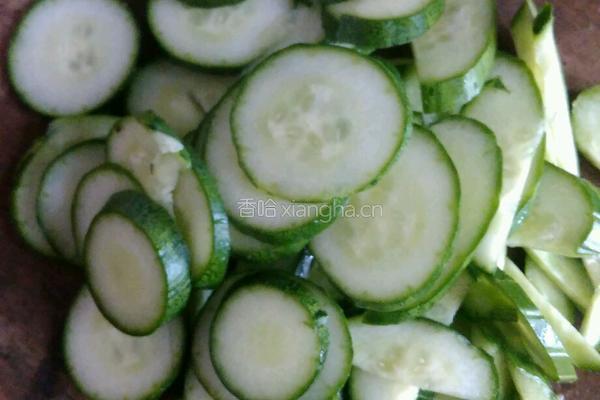 菠菜拌黄瓜花生仁的做法图解3