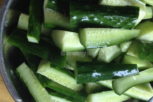 小炒黄瓜条的做法图解1