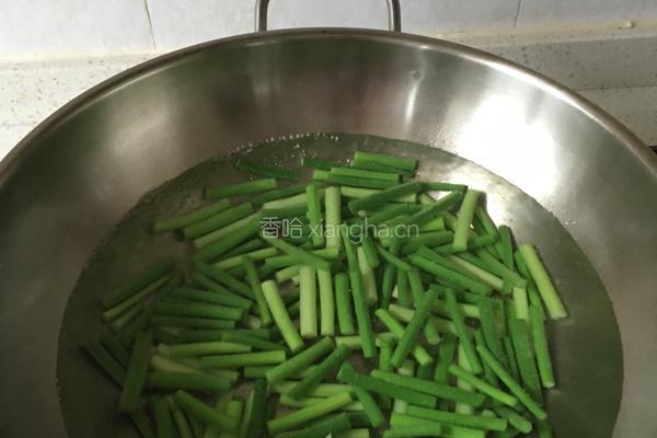 蒜苔爆炒八爪鱼的做法图解2