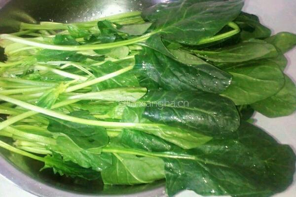 凉拌花生菠菜的做法图解1
