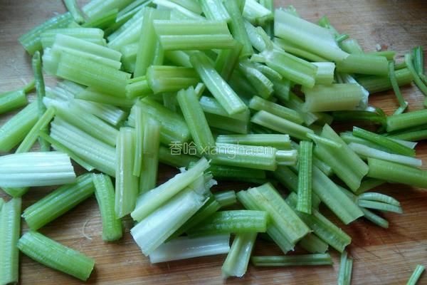 芹菜木耳炒肉的做法图解1