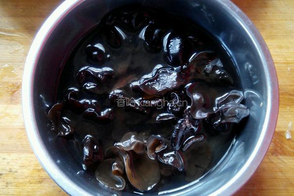芹菜木耳炒肉的做法图解3