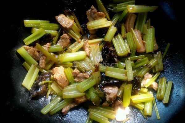芹菜木耳炒肉的做法图解8