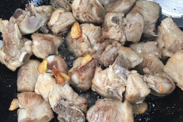 胡萝卜玉米排骨汤的做法图解4