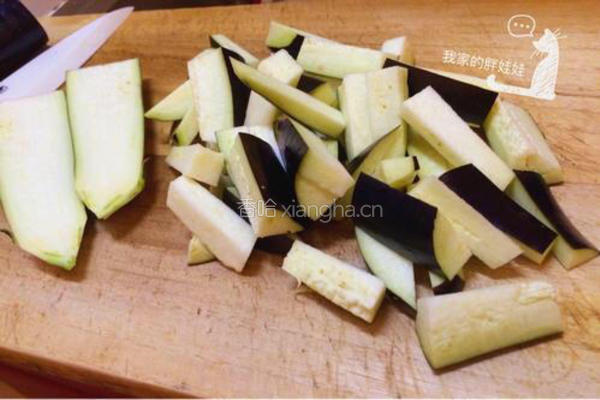 蟹味菇肉末茄条的做法图解1