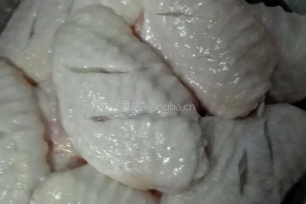 五花肉可乐鸡翅的做法图解1