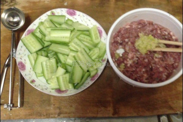 黄瓜肉丸汤的做法图解1