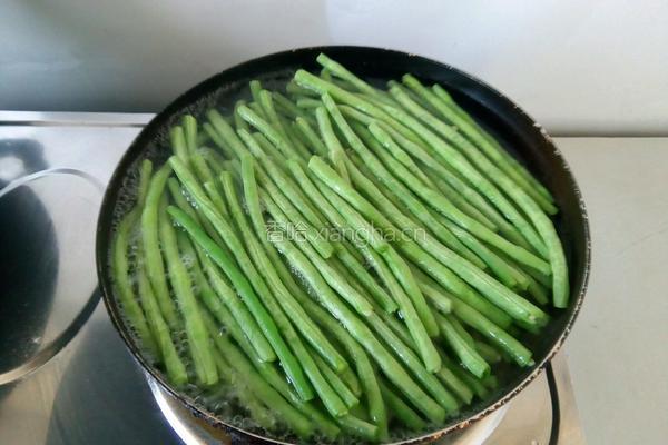红烧缸豆的做法图解1