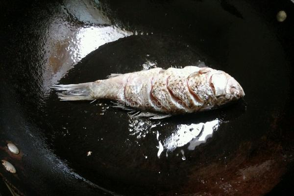 鲫鱼豆腐汤的做法图解3