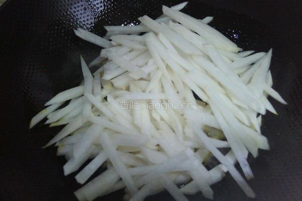 蒜香萝卜条的做法图解2