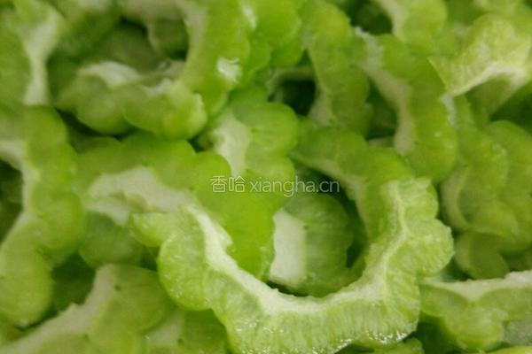 肉片炒苦瓜的做法图解1