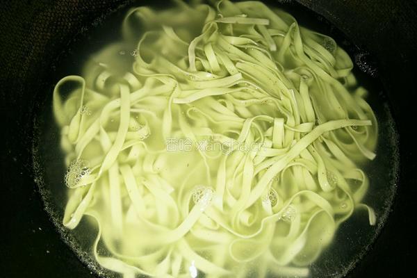 辣拌菠菜凉面的做法图解4