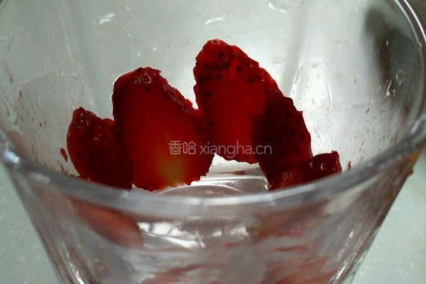 草莓芒果酸奶杯的做法图解2