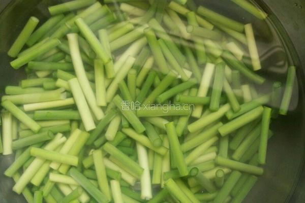 蒜苔炒肉片的做法图解1