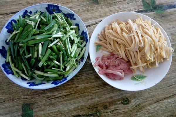 韭菜豆腐皮炒肉丝的做法图解1