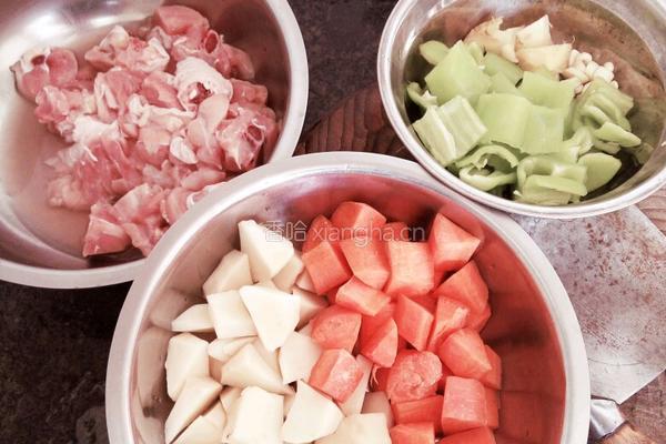 土豆烧鸡腿的做法图解1