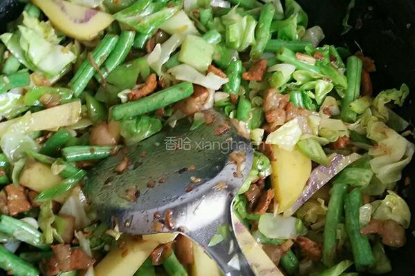 土豆豆角焖面的做法图解3