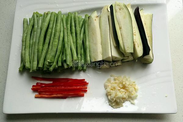 茄子烧豆角的做法图解2