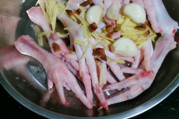 电饭锅煲鸡爪的做法图解1