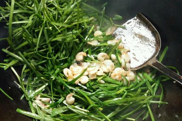 韭菜炒白米虾的做法图解5