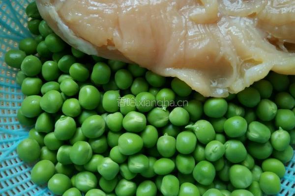 豌豆炒鸡肉的做法图解1
