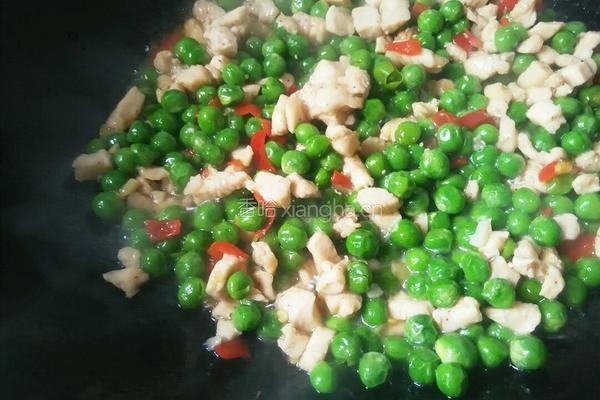 豌豆炒鸡肉的做法图解10