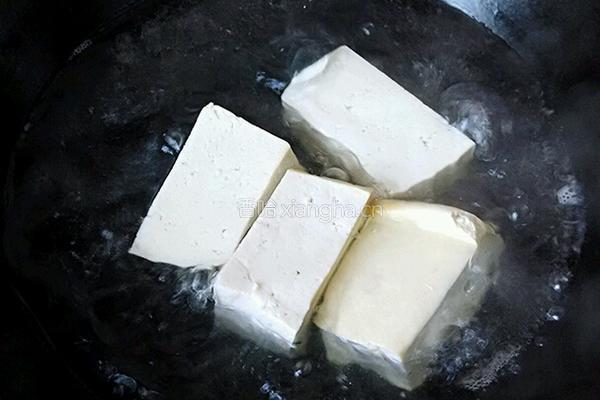香椿芽拌豆腐的做法图解2