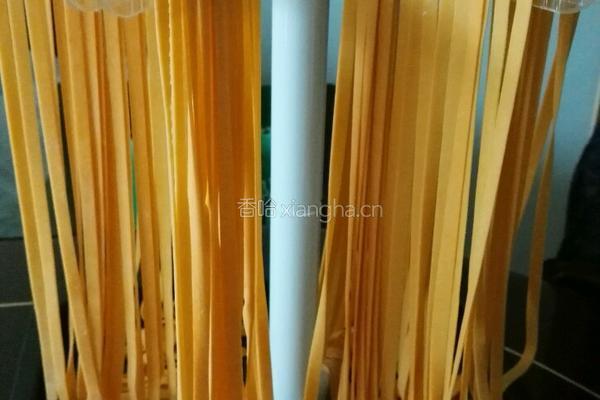 用手动压面机自制南瓜面条的做法图解4