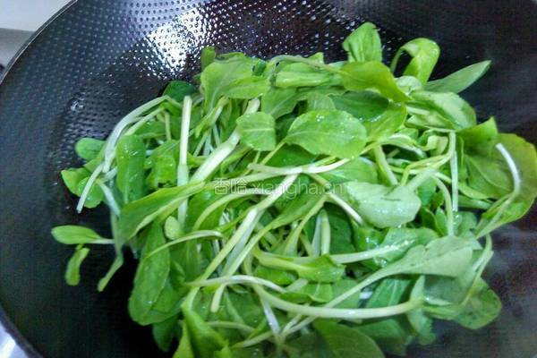 毛菜炒油渣的做法图解2