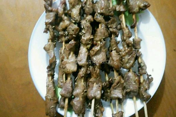 烤箱羊肉串和鸡胗串