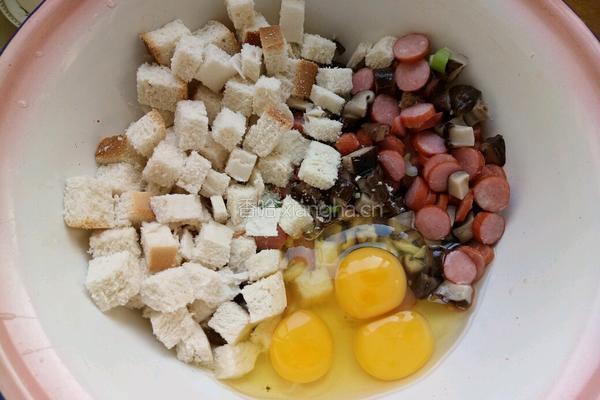 馒头丁鸡蛋饼的做法图解1