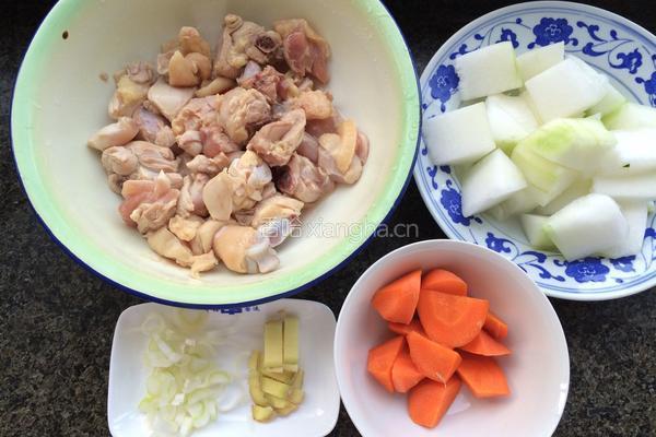 鸡腿冬瓜胡萝卜粉丝汤的做法图解3