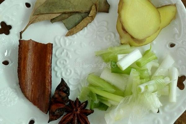 电饭锅卤猪手的做法图解1