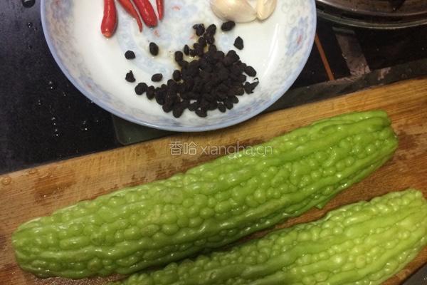 肉片炒苦瓜的做法图解1