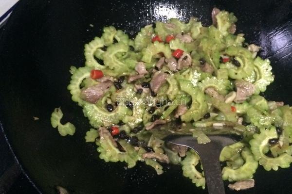 肉片炒苦瓜的做法图解6