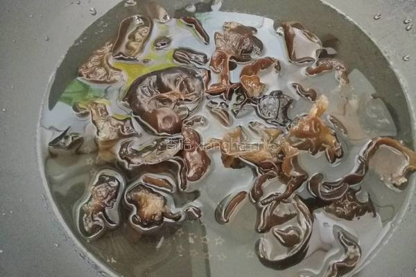 凉拌木耳的做法图解2