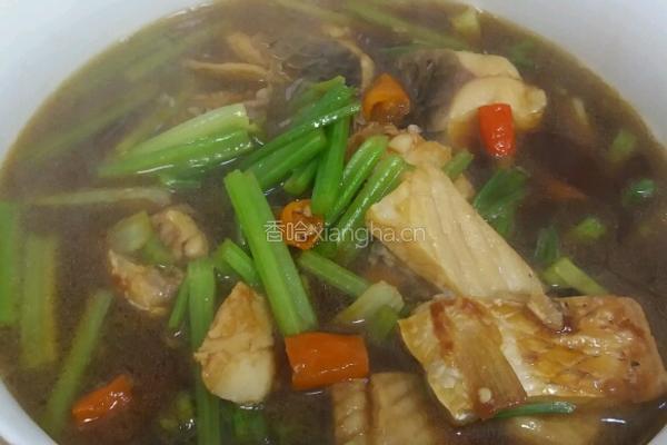 芹菜煮鱼的做法图解5