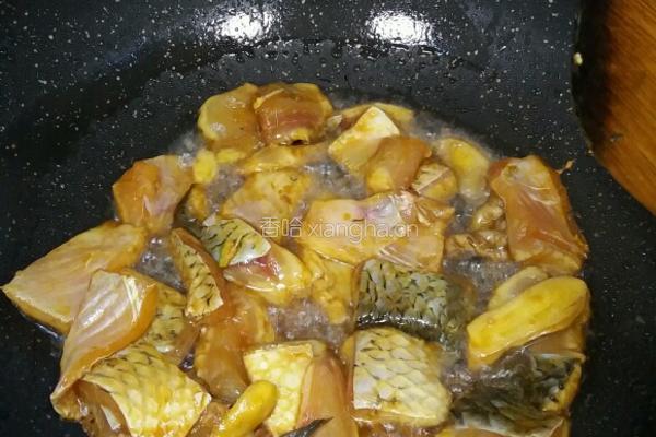 芹菜煮鱼的做法图解2