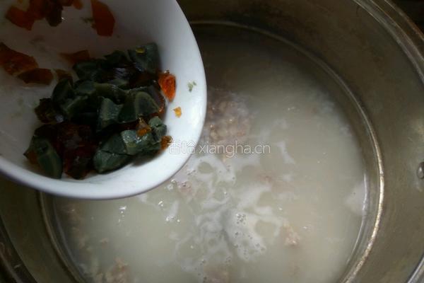 皮蛋瘦肉粥的做法图解6