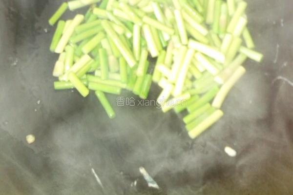 蒜苔炒鸡蛋木耳的做法图解4