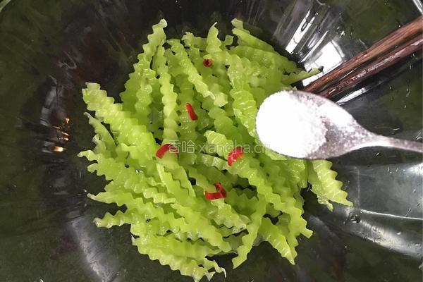 凉拌莴笋丝的做法图解2