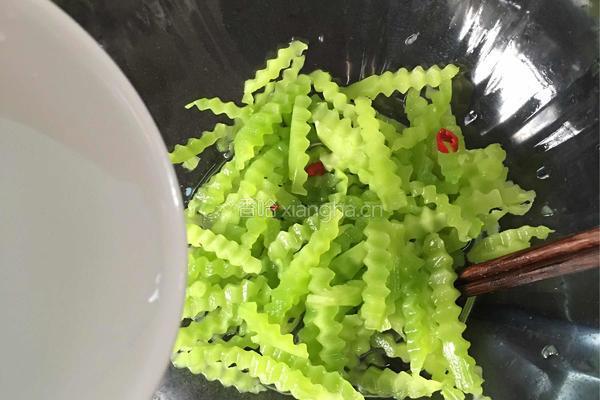 凉拌莴笋丝的做法图解3