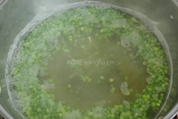 猪肉槐花馅饺子的做法图解3