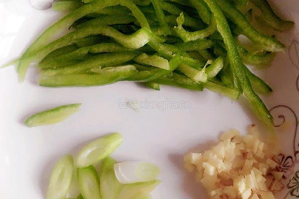 早餐尖椒肉丝卷饼的做法图解1