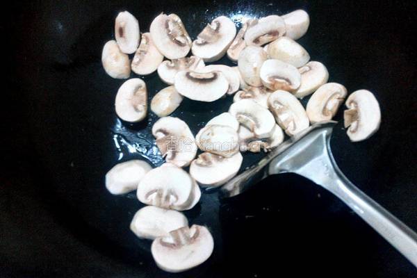 口蘑西兰花炒腊肠的做法图解5