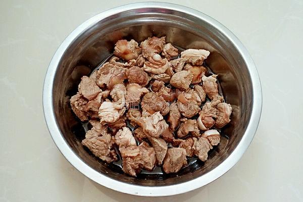 红酒炖牛肉的做法图解2