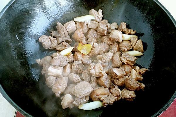红酒炖牛肉的做法图解5