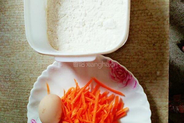 胡萝卜鸡蛋饼的做法图解1